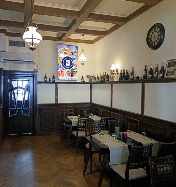 Reteaua Digitala DOOH Indoor - CONACUL ZENEEA | Restaurant specific Romanesc din 1918 Reteaua Digitala DOOH Indoor - CONACUL ZENEEA | Restaurant specific Romanesc din 1918